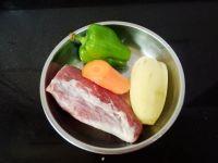 肉丝炒青椒藕片的做法步骤1